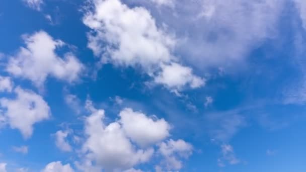 動き雲ふわふわ雲空時間の経過素晴らしい映像雲時間の経過曇り時間の経過自然4Kコンセプト自然背景と旅 ウェブサイト — ストック動画