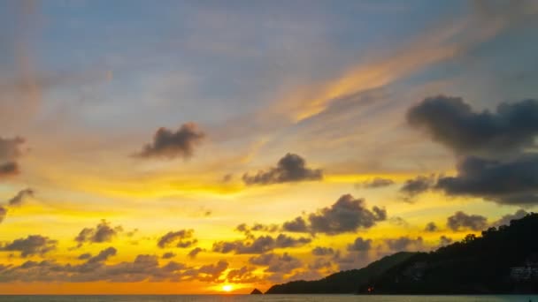 Erstaunliche Natur Wolkenlandschaft Zeitraffer Wolken Bei Sonnenuntergang Oder Sonnenaufgang Goldene — Stockvideo