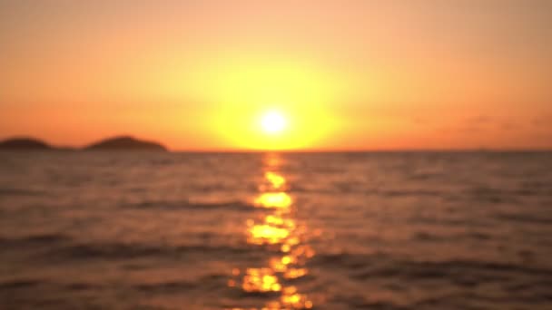 黄金の時間で熱帯の海の上に美しい夕日や日の出の背景をぼかす水平線の上の海の反射で素晴らしい太陽雲の中の太陽自然の幻想的な自然の夕日の光 — ストック動画