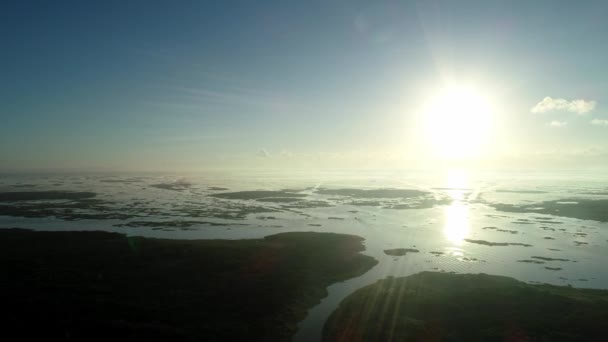 Удивительное Движение Видео Беспилотника Восхода Солнца Над Озером Прудом Драматическое — стоковое видео