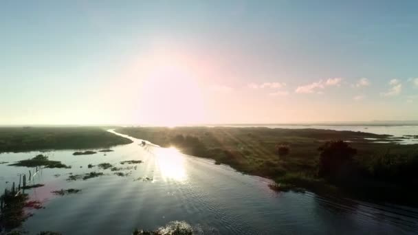 Niesamowity Ruch Wideo Drona Wschodu Słońca Nad Jeziorem Lub Stawem — Wideo stockowe