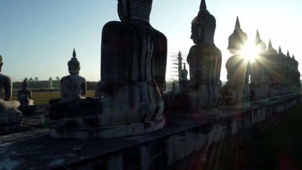Vesak Dag Concept Rij Van Grote Boeddha Prachtige Zonsopgang Luchtfoto — Stockvideo