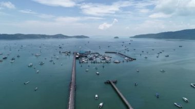 Birçok tekne yatı, uzun kuyruklu balıkçı teknesi, Phuket Tayland Seyahat ve ulaşım endüstriyel konseptiyle Chalong Körfezi 'nin havadan görüntüsü.