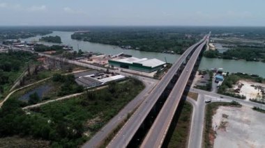 İnsansız hava aracı görüntüsü Tapi Nehri 'nin aşağısında ve Surat Thani Tayland Köprüsü' nde Drone Phantom 4 'ten orijinal dosya v2.0