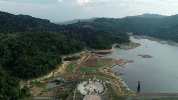 Vista Aerea Del Lago Dam Montagne Con Terreno Crepato Secco — Video Stock