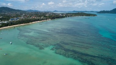 Yüksek açılı tropikal deniz manzarası Phuket Tayland 'da güzel deniz manzarası drone' u aşağı doğru inanılmaz doğa manzarası güneşli bir günde güzel deniz yüzeyi