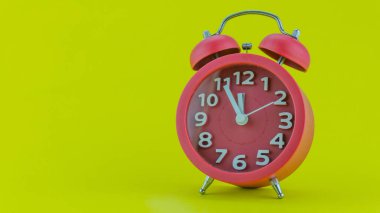 Sarı arka planda kırmızı alarm 12: 00 'den önce çalar saatin güzel çalar saatinin yeni yıl arifesinde gece yarısı yeni yıl kutlamaları, 2022 yılını kutluyoruz.