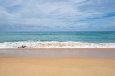 Yaz kumlu plaj Muhteşem deniz berrak mavi gökyüzü ve beyaz bulutlar Phuket Thailand 'daki kumlu sahile çarpıyor, boş sahil konsepti seyahat ve sezon turu web sitesi