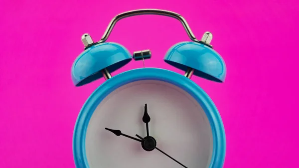 Relógio Alarme Azul Fundo Rosa Antes Doze Clock Ano Novo — Fotografia de Stock