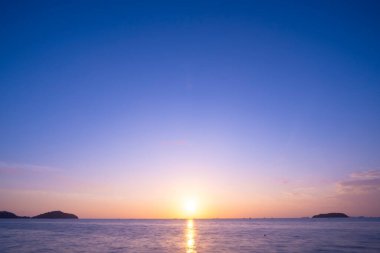 Doğa gökyüzü gün batımı ya da deniz üzerinde gün doğumu güzel bulutlu manzara doğanın inanılmaz ışığı arka plan