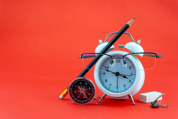 Έννοια Εκπαίδευση Επιχείρηση Alarm Clock Teacher Glasses Επιχειρηματικά Αντικείμενα Που — Φωτογραφία Αρχείου