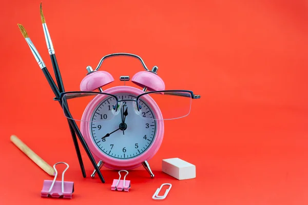 Έννοια Εκπαίδευση Επιχείρηση Alarm Clock Teacher Glasses Επιχειρηματικά Αντικείμενα Που — Φωτογραφία Αρχείου
