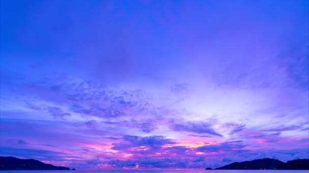 雄大な夕日や日の出の風景の美しい時間の経過自然の光の雲の空と雲が離れて圧延4Kカラフルな暗い日没の雲映像のタイムラプス劇的な空 — ストック動画