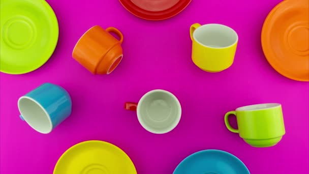 停止在五彩缤纷的背景上移动彩色咖啡杯的动画咖啡和茶在咖啡店的许多杯子视频停止移动时间无缝圈视频时间流逝食品和饮料 — 图库视频影像