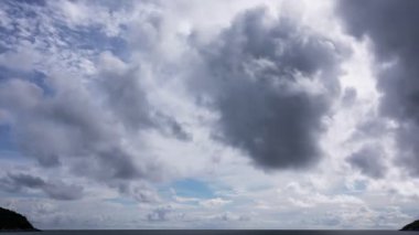 Mavi gökyüzü beyaz bulutlar Kabarık kabarık beyaz bulutlar mavi gökyüzünde akıyor bulutlu zaman çizelgesi yaz güneşli bir günde güzel bir hava günü Bulut zamanı hızlandırılmış doğa arka planı