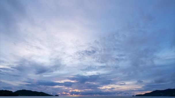 4K時間の経過驚くべき色雄大な夕日や日の出の風景自然の雲の驚くべき光空と雲が離れて圧延4Kカラフルな暗い日没の雲映像は劇的な空をタイムラプス — ストック動画