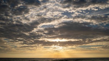 Deniz üzerindeki kara bulutlar Phuket Tayland 'da güneş ışığını saklıyor.
