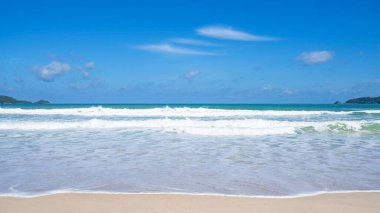 Yaz sezonunun arka planında plajda rahatla ve tropikal denizde mavi gökyüzü açık güneşli bir günde Phuket Tayland 'da inanılmaz plajlar iyi hava sezonu seyahati