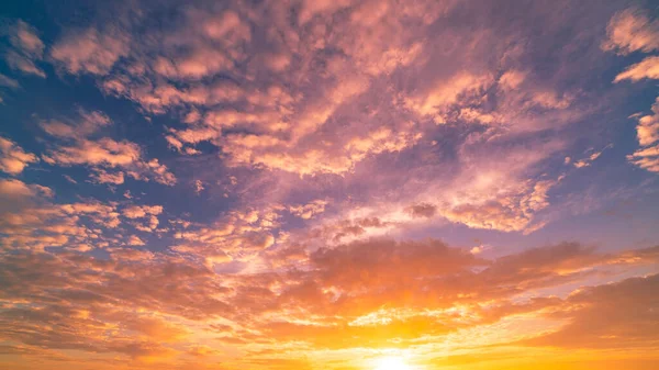 Pôr Sol Dramático Nascer Sol Nuvens Coloridas Surpreendentes Crepúsculo Bela — Fotografia de Stock