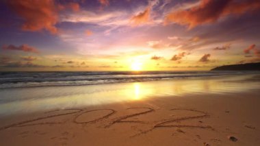 İnanılmaz metin 2022 Sunset sahilinde kumlu sahilde metin ya da deniz üzerinde gün doğumu gökyüzü inanılmaz doğa altın ışık arka plan 2022 geliyor, yıl 2021 geçiyor