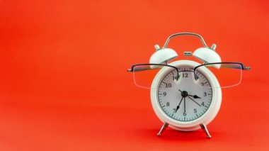 Okula ve öğretmenler gününe dönüş günü kavramları öğretmen gözlüklü beyaz alarm saatinin iş nesneleri renkli kağıt arkaplanda hareket eden nesneleri durdurun kusursuz döngü kopyalayın