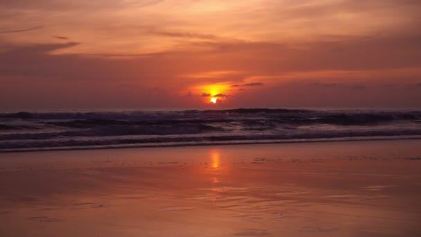 日落时分 6岁的亚洲少女在沙滩上奔跑 海浪在沙滩上冲撞 心情愉悦 假日和旅行的概念 — 图库视频影像