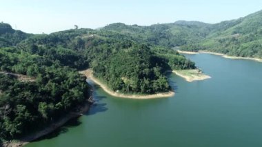 Baraj ve dağ yağmur ormanları üzerinde uçan insansız hava aracı kamerası Doğa ve Küresel Isınma Konsepti