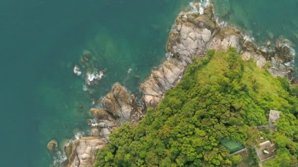 Vista Aérea Câmera Drone Cima Para Baixo Rochas Litorâneas Oceano — Vídeo de Stock