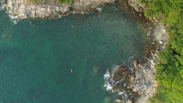 Повітряний Вигляд Дронна Камера Зверху Над Морськими Скелями Синьому Океані — стокове відео