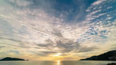 Zaman su gibi akıp gidiyor inanılmaz renkli günbatımı manzarası doğanın güzel bulutları gökyüzü ve bulutlar sürükleniyor 4k dramatik günbatımı bulutları çekim zamanı fantastik doğal gün batımı denizi