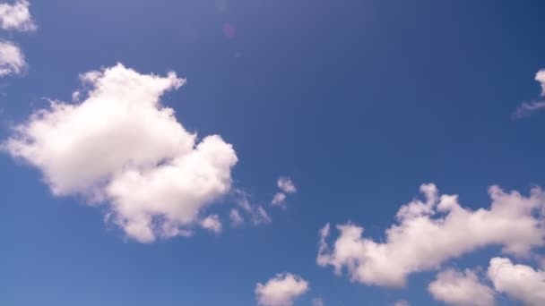 青空白い雲の時間帯青空に流れるふわふわの白い雲の時間帯晴れ渡った夏の雲の時間帯天気の良い日雲の時間帯経過自然背景環境 — ストック動画