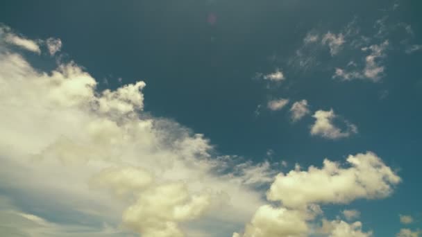 Mavi Gökyüzü Beyaz Bulutlar Kabarık Kabarık Beyaz Bulutlar Mavi Gökyüzünde — Stok video