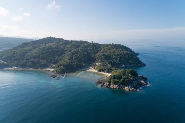 Yüksek açılı tropikal deniz dalgaları deniz kıyısına çarpıyor ve yüksek dağ Phuket Tayland 'da yer alıyor. Havadan kumandalı hava aracı aşağı iniyor. İnanılmaz doğa manzarası. Güzel deniz yüzeyi.