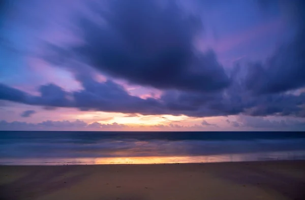 Lunga Esposizione Colorato Cielo Tramonto Alba Bruciante Cielo Colorato Onde — Foto Stock