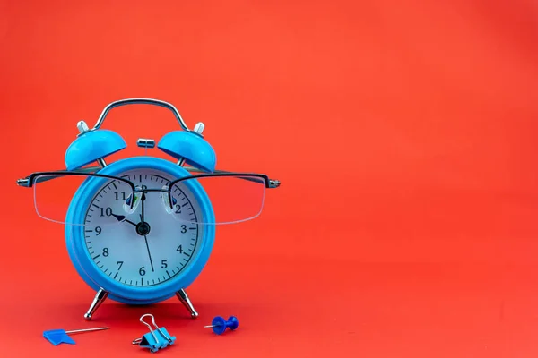 Concepto Educación Negocios Reloj Despertador Gafas Para Profesores Objetos Empresariales —  Fotos de Stock