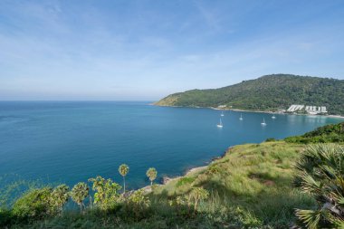 Yüksek açılı tropikal deniz dalgaları deniz kıyısına çarpıyor ve yüksek dağ Phuket Tayland 'da yer alıyor. Havadan kumandalı hava aracı aşağı iniyor. İnanılmaz doğa manzarası. Güzel deniz yüzeyi..