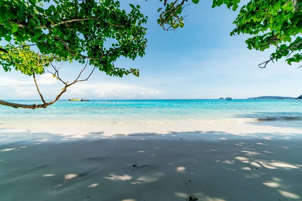 Piękna Piaszczysta Plaża Falą Rozbijającą Się Piaszczystym Brzegu Similan Islands — Zdjęcie stockowe