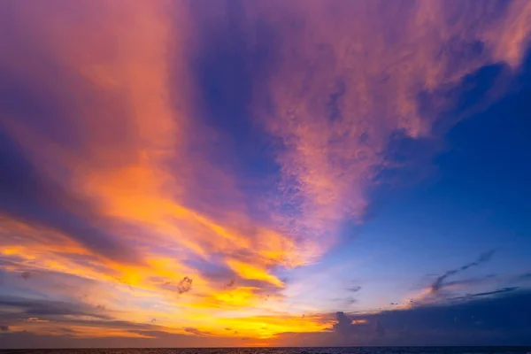 Paisagem Longa Exposição Nuvens Majestosas Céu Por Sol Nascer Sol — Fotografia de Stock
