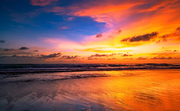 Fantastisk Havsutsikt Med Solnedgång Moln Över Havet Med Dramatisk Himmel Stockbild