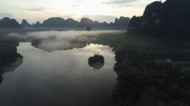 İnanılmaz manzara aydınlık manzara, güzel gün doğumu ya da gün batımı tropikal deniz ve dağlar üzerinde Tayland ve Havacılık manzarası Drone kamera görüntüsü yüksek açı