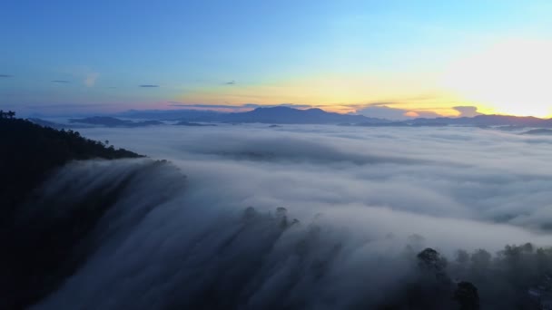 Erstaunliche Nebelmeer Bewegung Fließt Über Berg Sonnenaufgang Oder Sonnenuntergang Himmel — Stockvideo