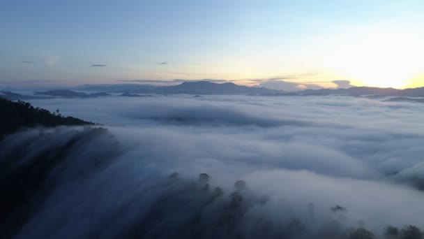 Úžasné Moře Pohybu Mlhy Tekoucí Nad Horami Východ Slunce Nebo — Stock video