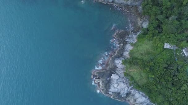 Вид Воздуха Камера Дрона Сверху Вниз Прибрежных Пород Голубой Океан — стоковое видео