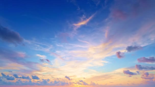 일몰이나 하늘에 구름들의 풍경아름다운 풍경은 어슴푸레 구름의 아름다운 경관의 놀라운 — 비디오