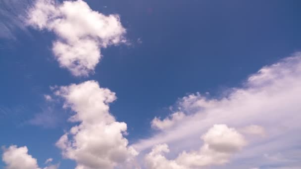 青空白い雲の時間帯青空に流れるふわふわの白い雲の時間帯晴れ渡った夏の雲の時間帯天気の良い日雲の時間帯経過自然背景環境 — ストック動画