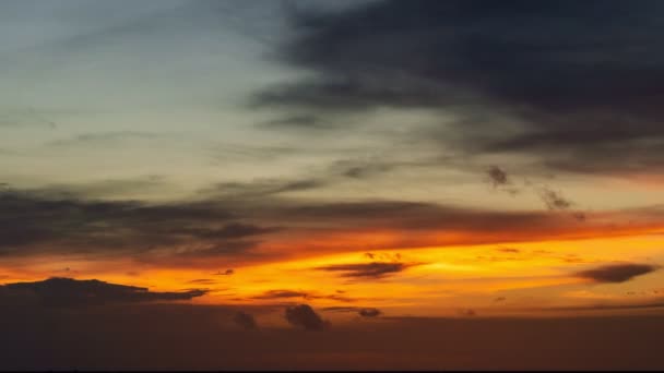 風景時間空の夕日や日の出に雄大な雲の切れ間美しい雲の風景自然の驚くべき光夕暮れの風景自然と雲の美しい光 — ストック動画
