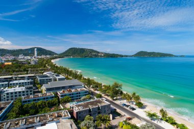 Patong plajı, Phuket Tayland 16 Eylül 2021. Harika plaj, Andrea 'da harika deniz, hava manzaralı Drone kamera, yüksek açı..