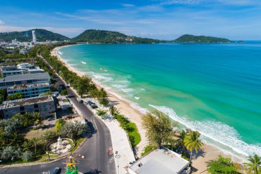 Hava görüntüsü Drone kamerası Patong şehri Phuket Tayland üzerinde inanılmaz deniz manzarası yaz mevsiminde güzel patong plajı.