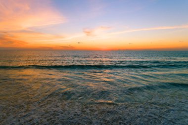 Deniz yüzeyinde hava manzarası güzel gün batımı güzel dalga harika gün batımı ya da kumlu sahile vuran dalgalarla deniz sahilinde gün doğumu gökyüzü.