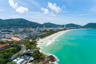 Patong plajı, Phuket Tayland 16 Eylül 2021. Harika plaj, Andrea 'da harika deniz, hava manzaralı Drone kamera, yüksek açı..